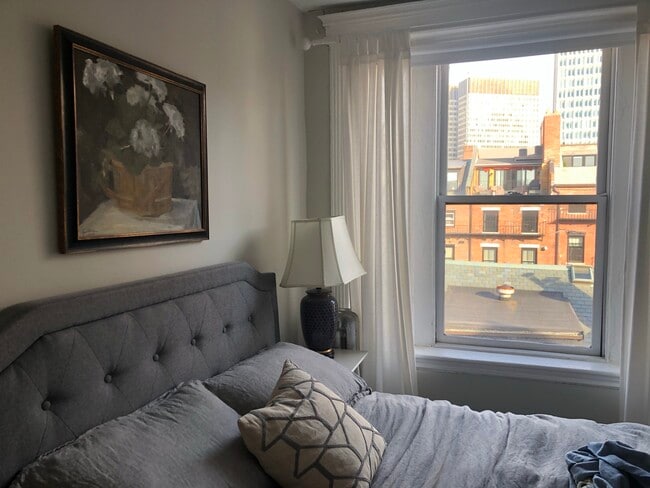 Building Photo - 52 Joy St