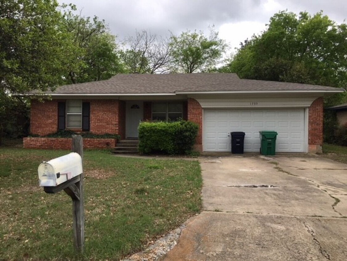 3 Bedroom/2 Bath/2 Car Garage Home Walki... House Rental in Denton