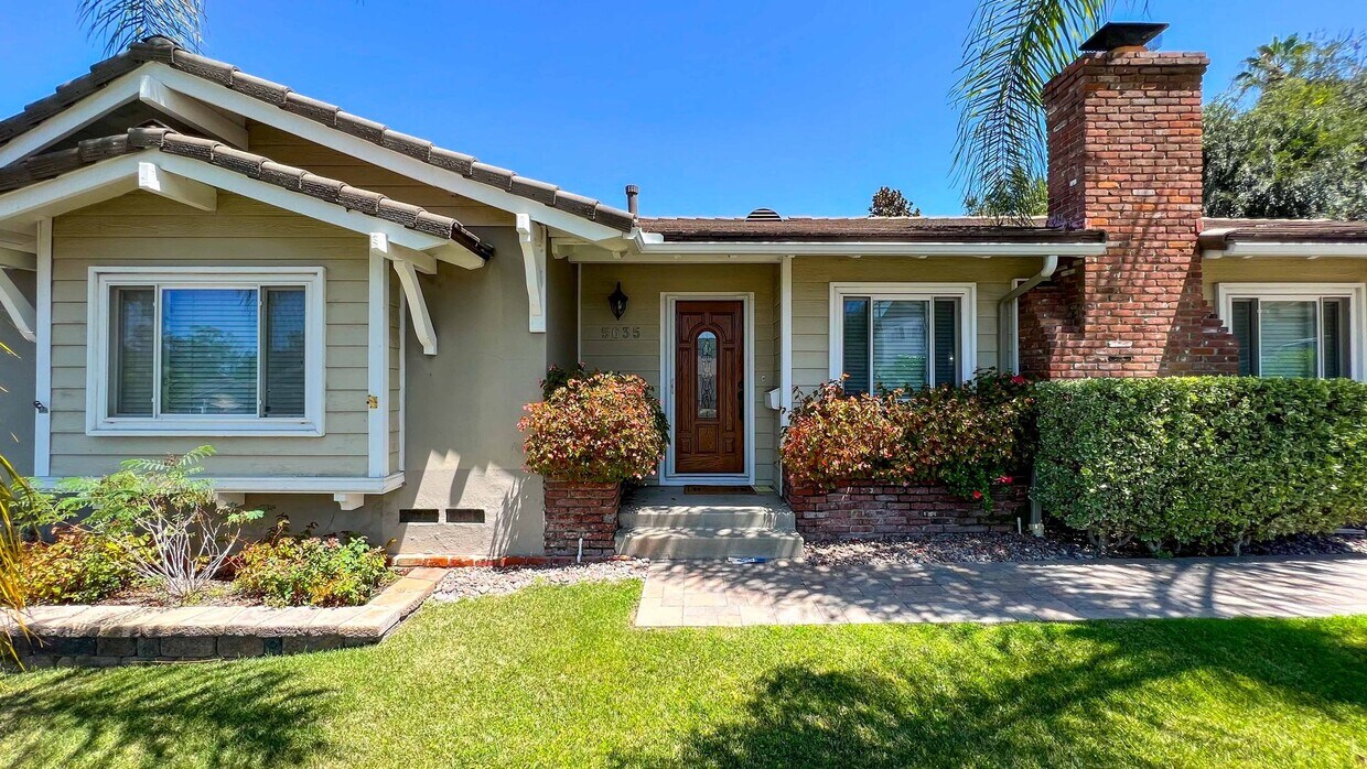 Foto principal - 3 Bdrm Detached Haome Available In Sought After La Mesa Neighborhood