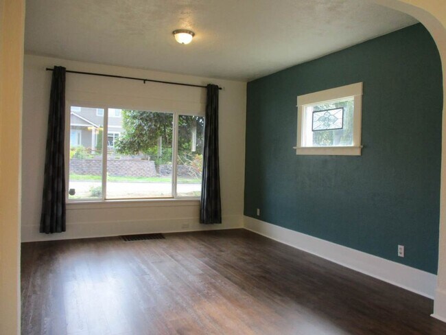 Foto del edificio - Charming 3-Bedroom Craftsman in Central Ta...