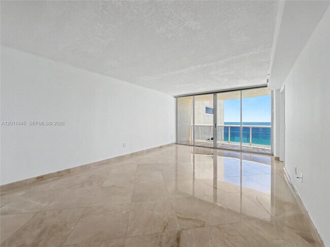 Foto del edificio - 17555 Collins Ave