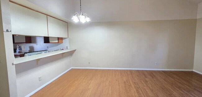Salón con techo alto - 1026 Saint Louis Ave