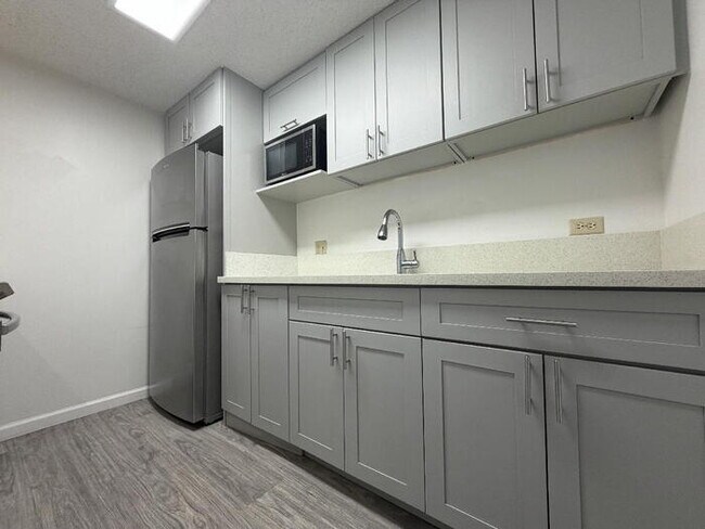 Building Photo - To register for the showing time, note the 4 digit code: 3795 and click "APPLY NOW."(mobile:orang...