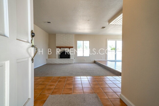 Building Photo - Spacious Family Retreat in Manteca, Ready ...