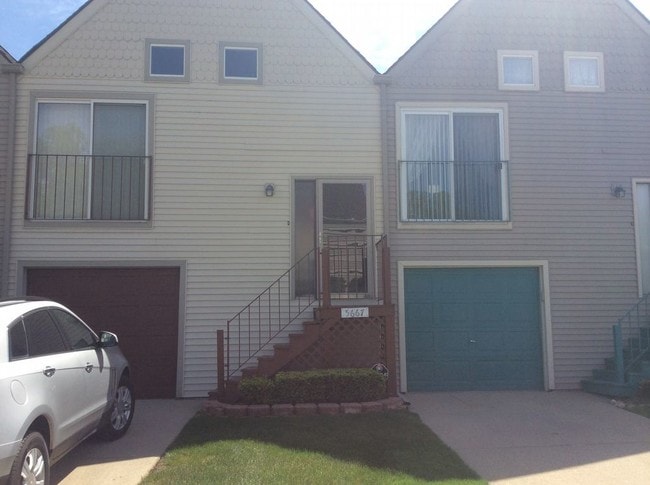 Building Photo - 5667 Fox Hill Dr