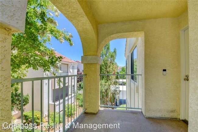 Building Photo - 2 br, 1.5 bath House - 4877 S. Torrey Pine...
