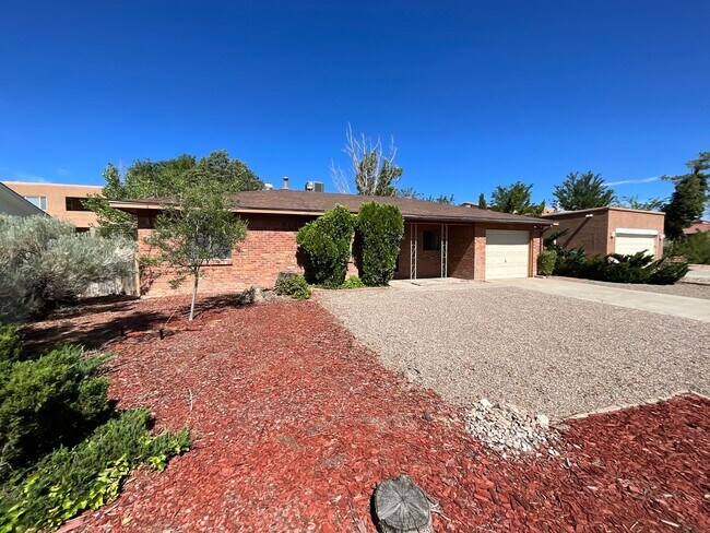 Foto del edificio - 3 Bedroom Single Story Home Available Near...