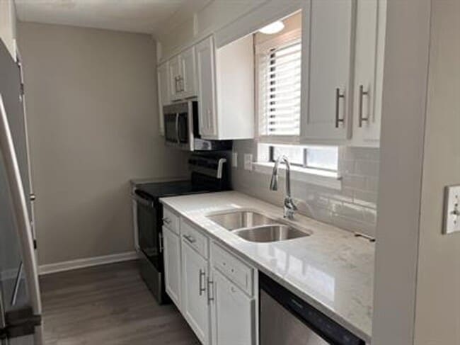 Building Photo - NEW DEAL! FIRST MONTH’S RENT FREE WITH A 1-YEAR LEASE!