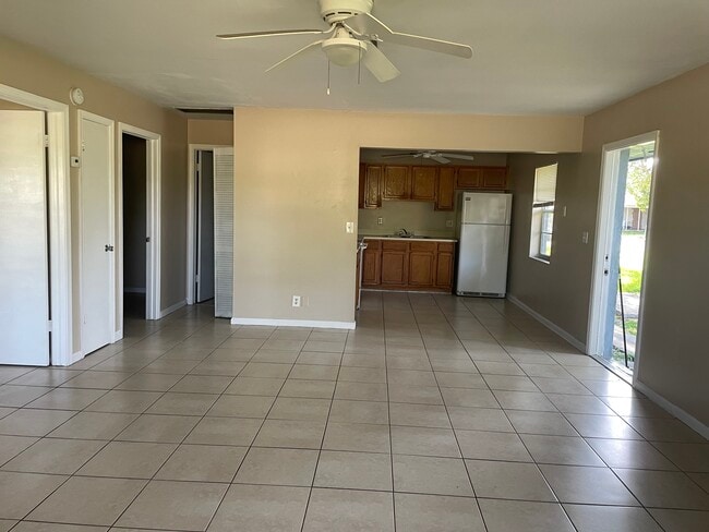 Foto del edificio - 1570 E Breezy Ln