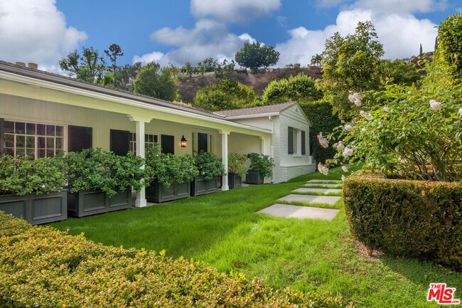 Building Photo - 1285 Sunset Plaza Dr