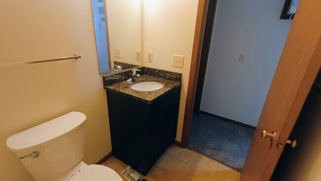 Building Photo - Charming 1 Bedroom Apartment in Quiet Mont...