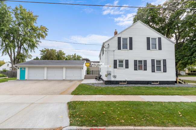 Building Photo - 4 bedroom home with 3 single car garges
