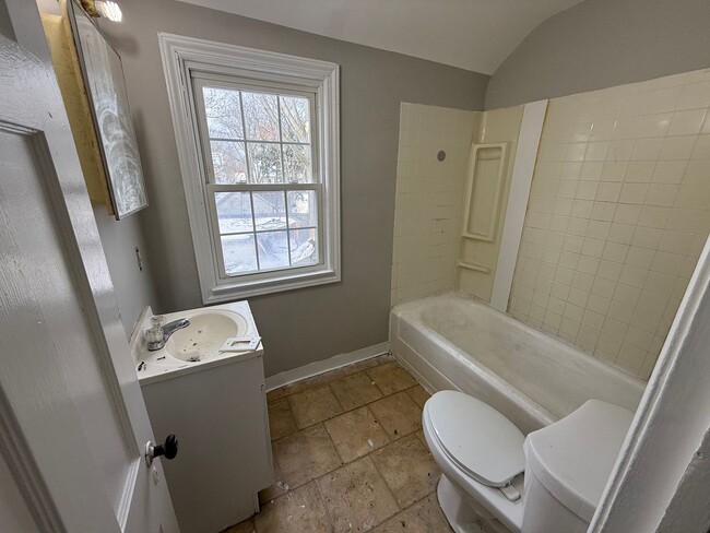 Building Photo - 3 BED 1.5 BATH SINGLE FAMILY HOME IN CLEVE...