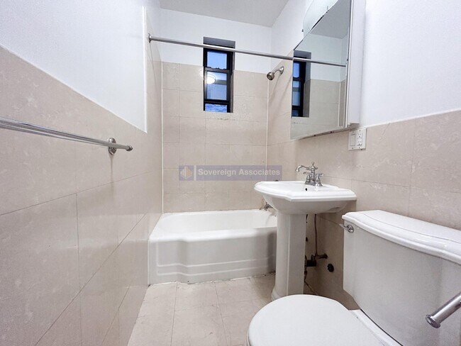 Foto del edificio - 209 W 102nd St