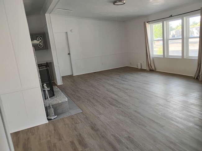 Building Photo - 610 Green River Blvd