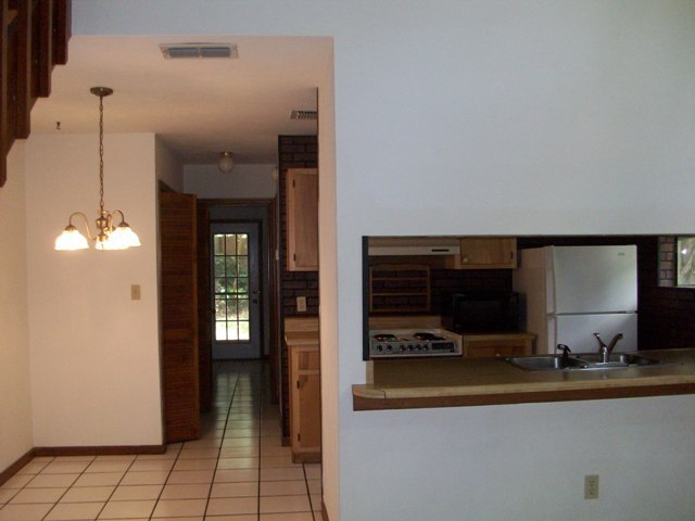 Building Photo - Spacious Two Bedroom, Two Bath Town Home L...