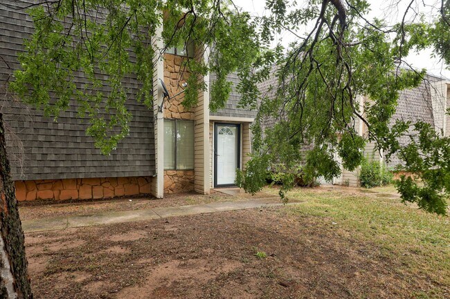 Foto del edificio - Cute Townhouse in the Heart of Norman, just minutes from OU!