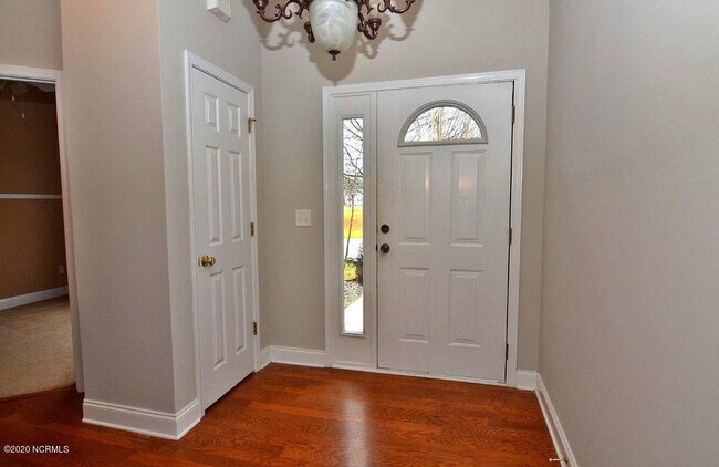 Building Photo - 4612 Pineview Dr