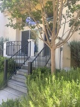 Building Photo - 172 Stockwell Dr