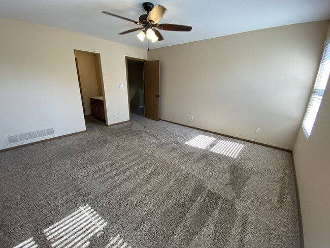 Building Photo - Excellent 3 bedroom with 2.5 bath with a b...