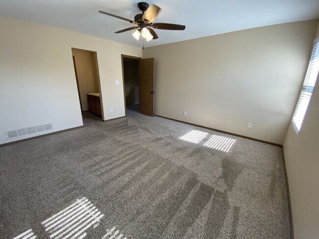 Foto del edificio - Excellent 3 bedroom with 2.5 bath with a b...