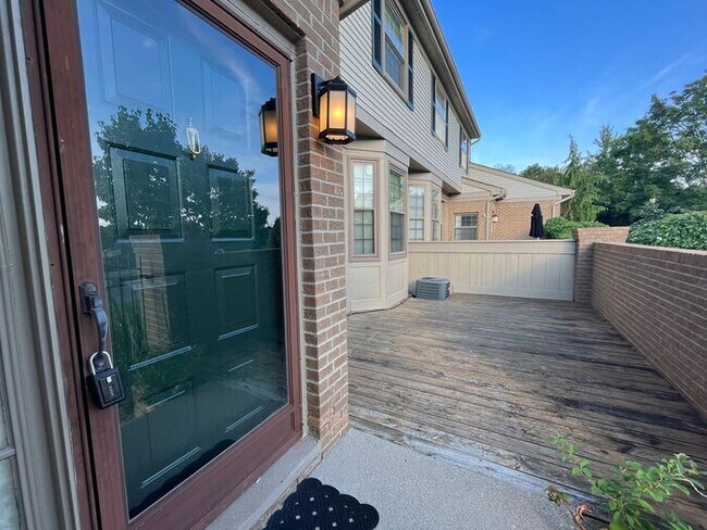 Building Photo - 2 Bedroom 2.5 Bath Condo - Quiet Area - Ga...