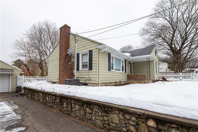 Building Photo - 25 Weeks St