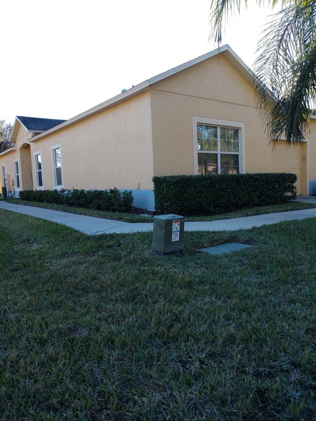 Building Photo - Spacious 3 bedroom, 2 bath corner unit.