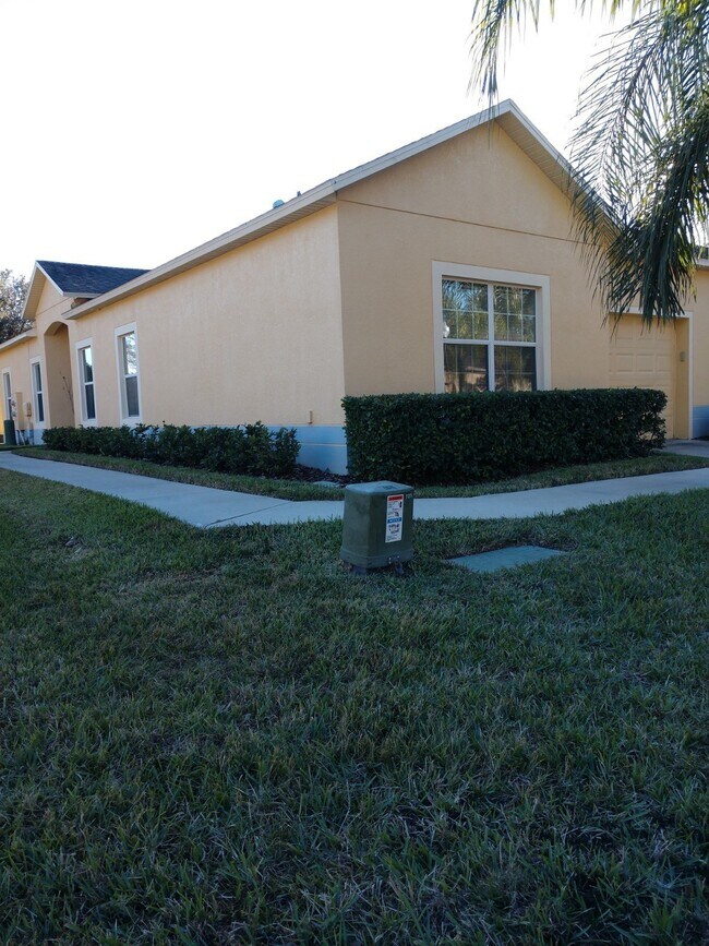 Foto del edificio - Spacious 3 bedroom, 2 bath corner unit.