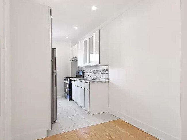 Foto del edificio - 44-14 Newtown Rd