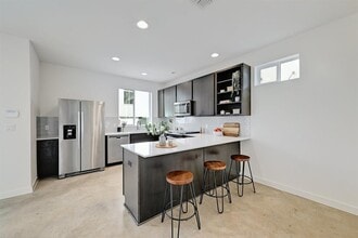 Building Photo - 705 N Bluff Dr