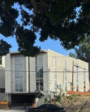 Building Photo - 4560 Huntington Dr S