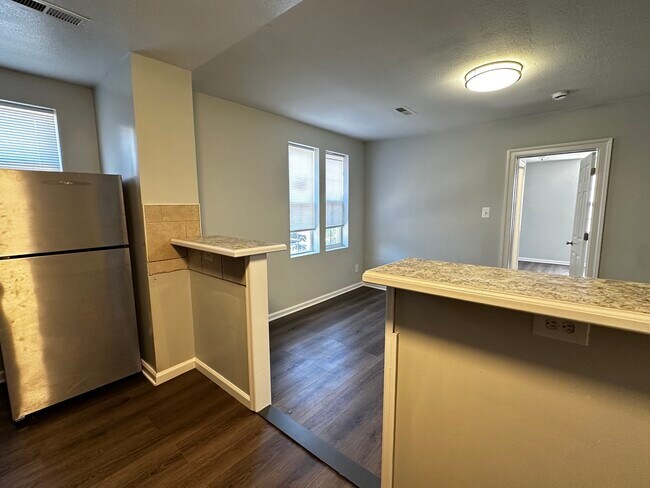 Building Photo - SE Duplex