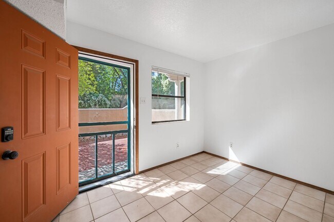 Foto del edificio - Snug One-Bedroom on Historic Hillside Ave.