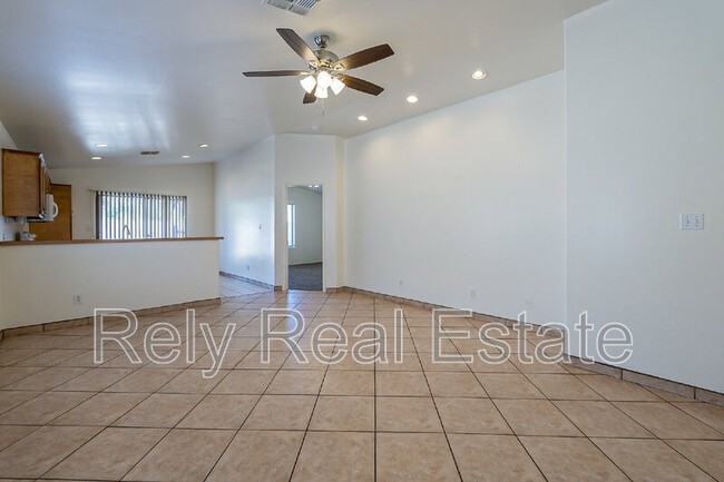 Building Photo - 2702 W Rose Ln