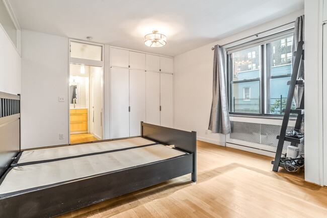 Building Photo - 350 E 54th St