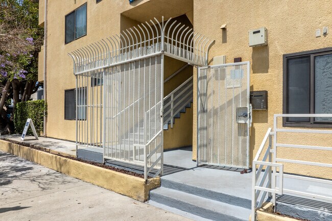 Entrada - 2724 Abbot Kinney Blvd.