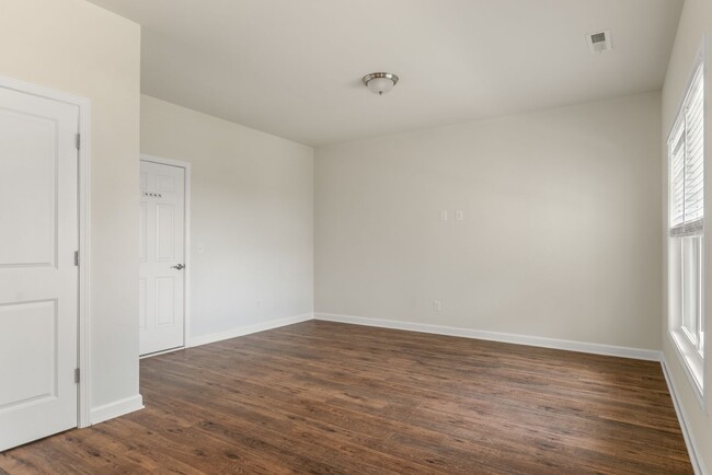 Building Photo - 3 bed / 2 1/2 bath. Garage. Easy commute.