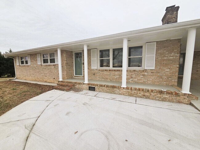 Foto del edificio - Remodeled ranch on large serene lot in Amelia County.