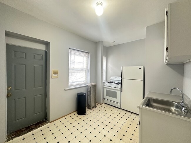 Building Photo - 1212 W Thorndale Ave