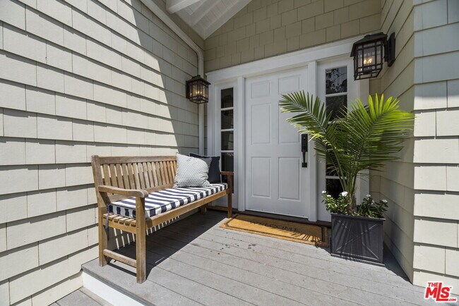 Foto del edificio - 2210 Beverly Glen Pl