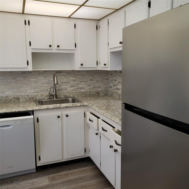 Building Photo - 410 SE 2nd St