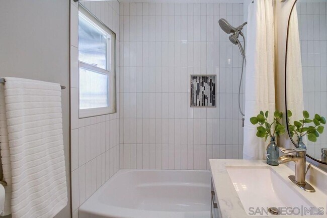 Building Photo - 1/Bedroom House in North Park - Fully Updated, AC, 1 Car Garage with Washer/Dryer!