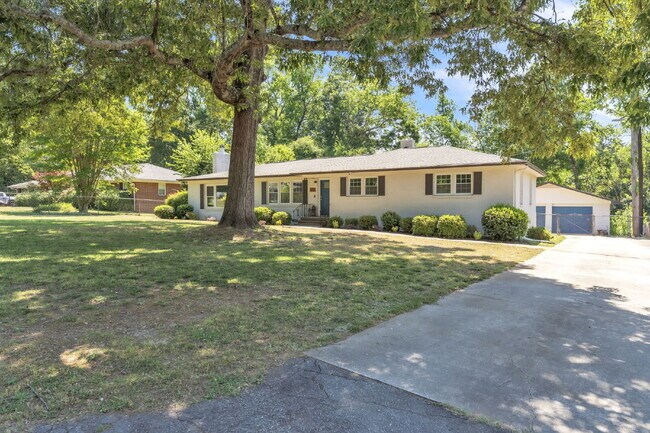 Foto del edificio - Renovated 3 Bed / 1.5 Bath Home with Open Floor Plan & Two Spacious Living Areas $1,975/mo rent