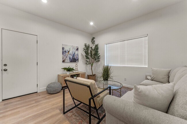 Building Photo - Showing Times: Showing Times: to schedule a viewing, please call & contact us