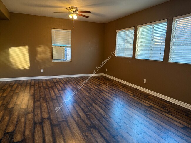 Foto del edificio - New Year Special! 50% Off First Month's Rent!