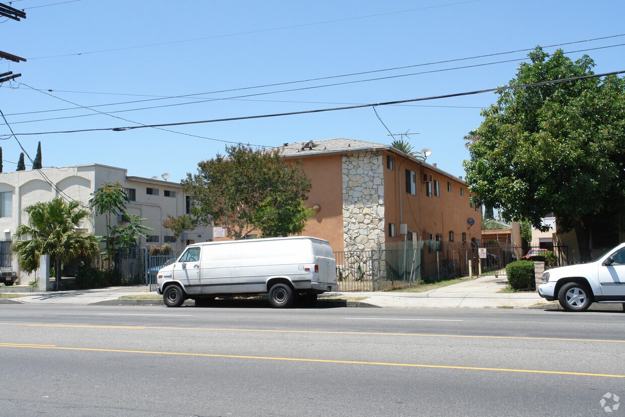Building Photo - 13627 Vanowen St