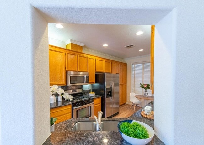 Foto del edificio - Newer 2 story townhome in desirable South San Jose Neighborhood