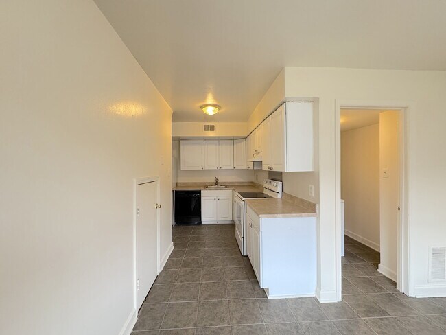 Foto del edificio - Welcome to this charming 2-bedroom, 2-bathroom townhouse nestled in the heart of Annandale.