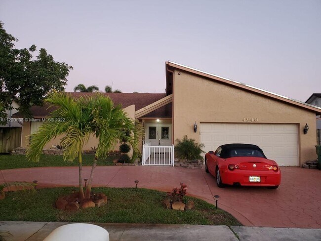 Building Photo - 4940 NW 83rd Ave